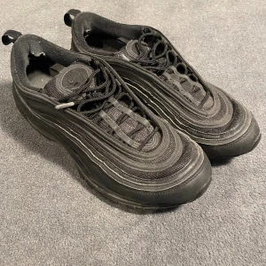 Nike air Max  - Nike air Max 97 helt svarta Använda men inget grövre slitage utöver lite smuts