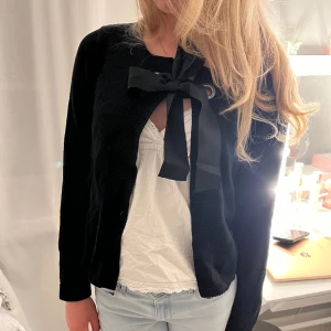 Så söt kofta!  - Så snygg kofta med rosett!