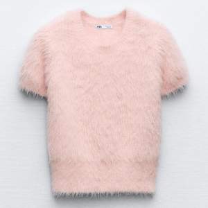 Superfin ljusrosa fluffig t-shorts från Zara! Jättebra skick, bara använda några få gånger🩷 nypris 250 kr! Liten i storleken. Passar XS-S, skulle inte säga M som det står på lappen!