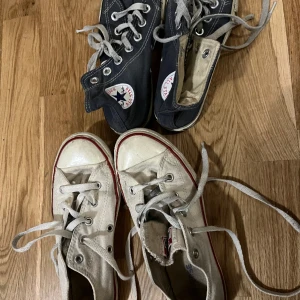Convers - Säljer två par Convers i använt skick de blå är höga medans de vita är lågar. Båda är storlek 36
