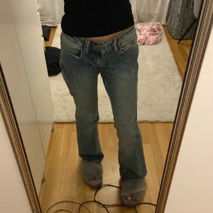 Jätte fina lågmidjade jeanse! - Så fina lågmidjade jeanse som tyvärr sitter lite stort i midjan på mig, har sytt in dom lite vilket inte syns alls. Knappt använda, som nya