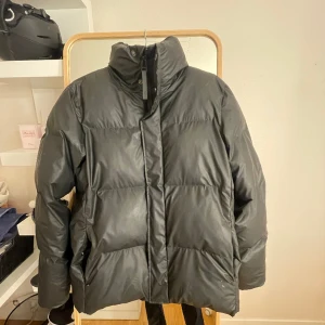 Rains jacka - Svart jacka, bra skick använd fåtal gånger, några fläckar men ingen man lägger märket till. Storleken är XS men känns som M