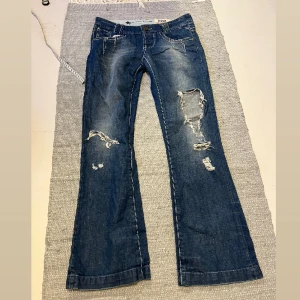 Lågmidjade håliga jeans  - Lågmidjade jeans med hål. Midjemått 39 cm, innerbenslängd 78 cm. Tryck på köp nu om du vill köpa ❤️‍🔥