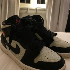 Air Jordan 1 - Använda fåtal gånger, i bra skick, storlek 41, ljusgrön färg 
