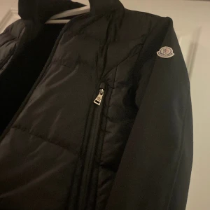 Monclear cardigan  - Säljer min monclear jacka med bra skick