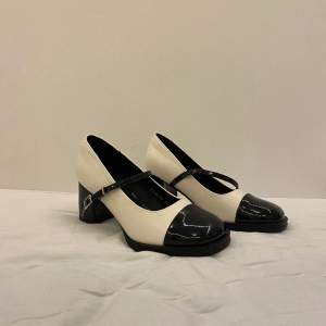 Jättesnygga Mary Jane skor med klack i svart och vit 😍så eleganta och snygga att piffa upp med 🤩köpte fel storlek så de är endast testade :)