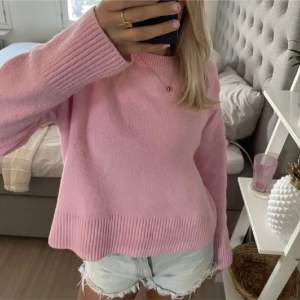 Säljer denna super fina rosa stickade tröja från & other stories💕 den är i bra skick och inte så används på sista tiden, pris kan även diskuteras