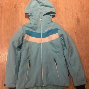 Jacka - Jacka från MC KINLEY i storlek 158 som är använd men i fint skick.