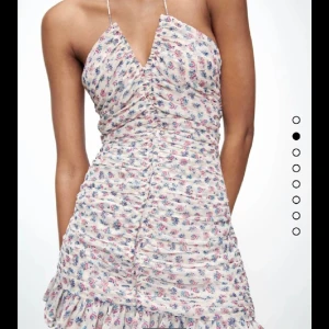 Snygg klänning - Super fin klänning från zara aldrig använd med prislappen kvar! Korsett liknande upptill! Super snygg!!! Aldrig använd för den är för liten på mig!