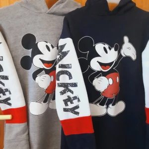 Två sett mickey mouse hoodie - Bommul hoodie med mickey mouse tryck på.