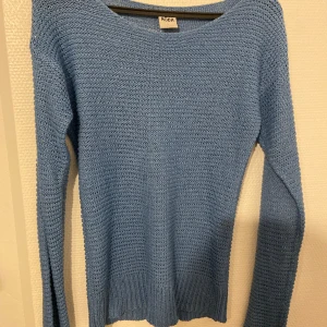 blå stickad tröja - Blå stickad, tunn tröja. Perfekt som bikini cover up eller bara på sommarkvällar. Långa armar och den blir lite off shoulder. Står att de är storlek S men den är mer som M  Jätteskön‼️💙