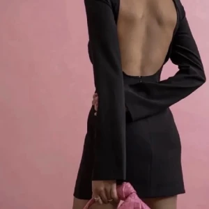 Svart nakd klänning - Säljer denna otroliga nakd klänningen, med öppen rygg som passar perfekt nu kring studenttiderna. Lånade bilder, inga defekter. Frakt tillkommer❤️