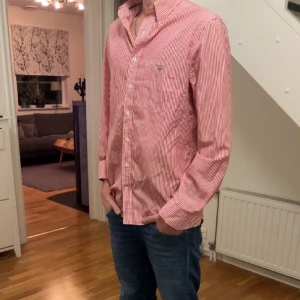 Gant skjorta - Inga skavanker som ny🍾  Storlek L Modellen på bilden är 1,84 och väger 68 kg👔  350kr