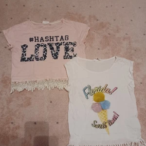 Två t-shirts i storlek 146-152 - Säljer nu en rosa och en vit t-shirt, båda är i storlek 146-152 men passar även mig som har xs eller s. De är använda men i bra skick och har inga defekter. 50 för båda elr 30 kr st. Köparen står för frakten och jag ansvarar ej för postens slarv (: