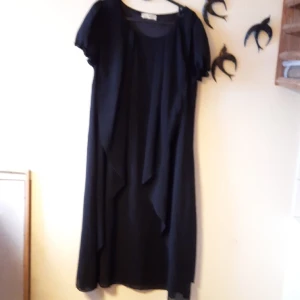 Draperad klänning - Klänningen u chiffong är snyggt draperad. Helfodrad  L 