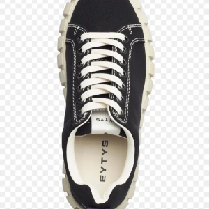 Snygga bekväma eyteys skor  - Ett par eyteys skor i mycket bra skick, en liten skada på sidan av skorna men inget som syns eller känns. Pris börjar på 400 kr och sedan kan man bjuda högre om man vill. Skiv privat för bilder! 