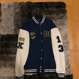 Varsity jacka från Boohooman - Den är i bra skick, använd bara en gång. Storleken är lite för stor för att vara M, skulle mer klassa det som large men funkar med M med. Finns att hämta i Svenljunga och endast Swish. 