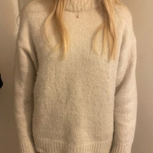Zara stickad tröja - Vit stickad tröja från zara, den har inga skador eller fläckar!
