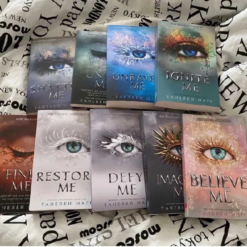 Säljer HELLLLAAAA shatter me serien för 750kr😫😫💕💕 jätta jättebra serie och verkligen värd the hype!! Mötas upp i Stockholm annars frakt! org pris för hela serien är 1297kr så mitt pris är jättebra!!!. Övrigt.