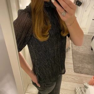 Glitter topp  - Säljer denna fina glittriga tröjan från Most Wanted, då den inte har kommit till användning. Den är helt ny med prislapp! Nypris 29 euro, mitt pris 250🌸