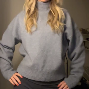 Stickad polotröja - Såå fin blå stickad polotröja🥹🙏🏻