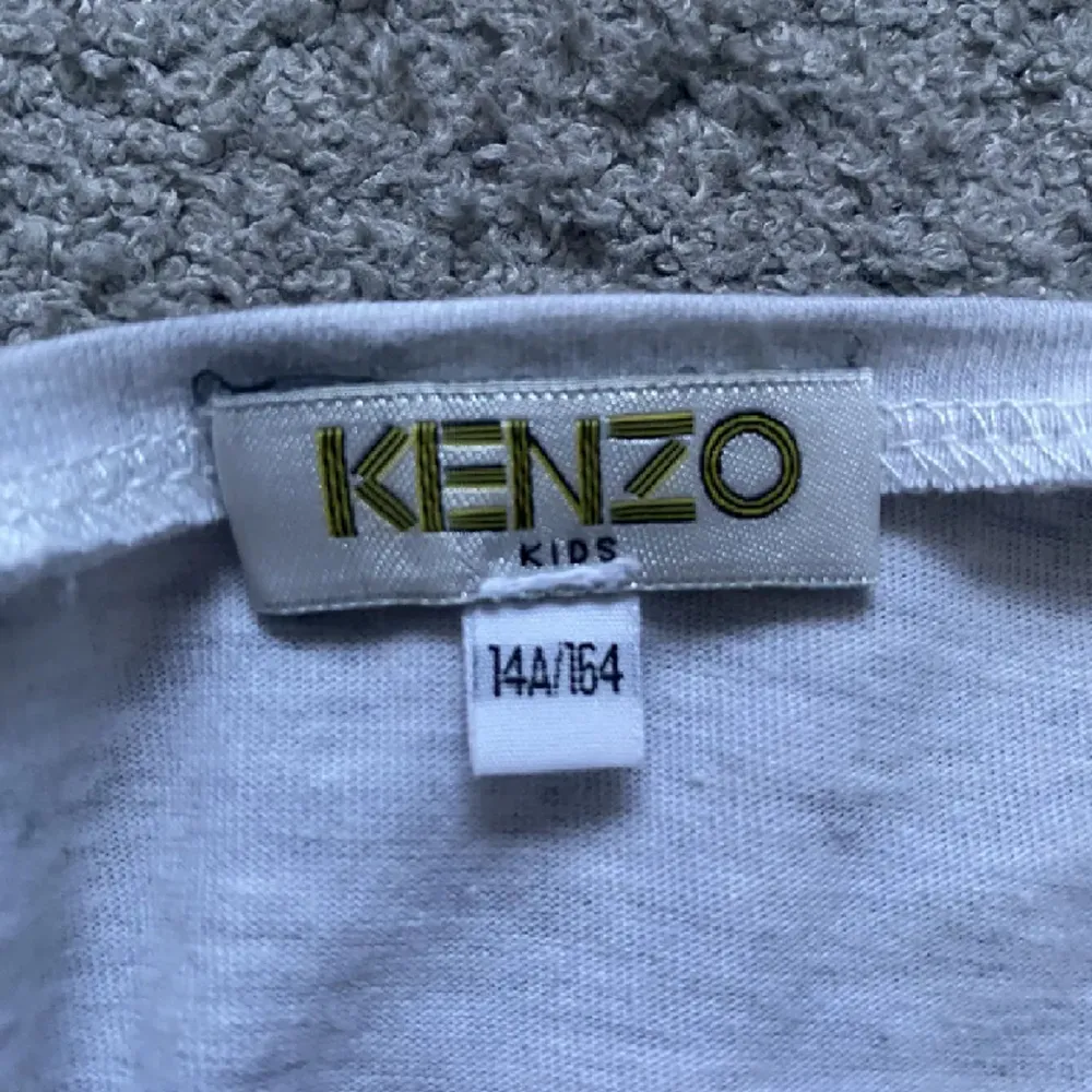 Vit grå skit snygg KENZO tröja i storlek 146/164 XS/S. Jätte bra skick och har använt sparsamt💗Skriv privat för fler frågor. Kan komma överens om pris . T-shirts.