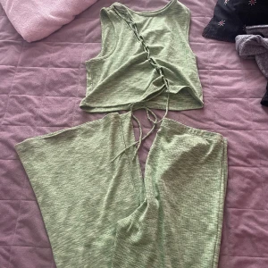 3 Set - Säljer dessa olika 3 Set för 150kr var eller 400kr allt tillsammans! Dem är ganska fina och i bra skick därmed det var aldrig riktigt min stil! 💗