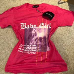 oversize tshirt graphic design - superfin tshirt från prettylittlething i nyskick🩷 Superfin! Den är i xs men då den e lite oversize passar den även S och M, beror på hur man vill att den ska sitta