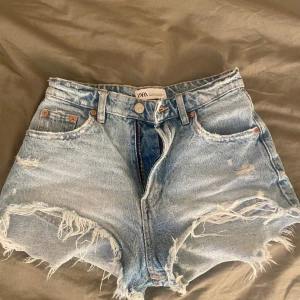 Zara jeans shorts  - Superfina jeansshorts från zara, bara använda någon enstaka gång! Perfekta nu till sommaren👌🏻De var mid waist på mig, säljer pågrund av att de har blivit för små:) 