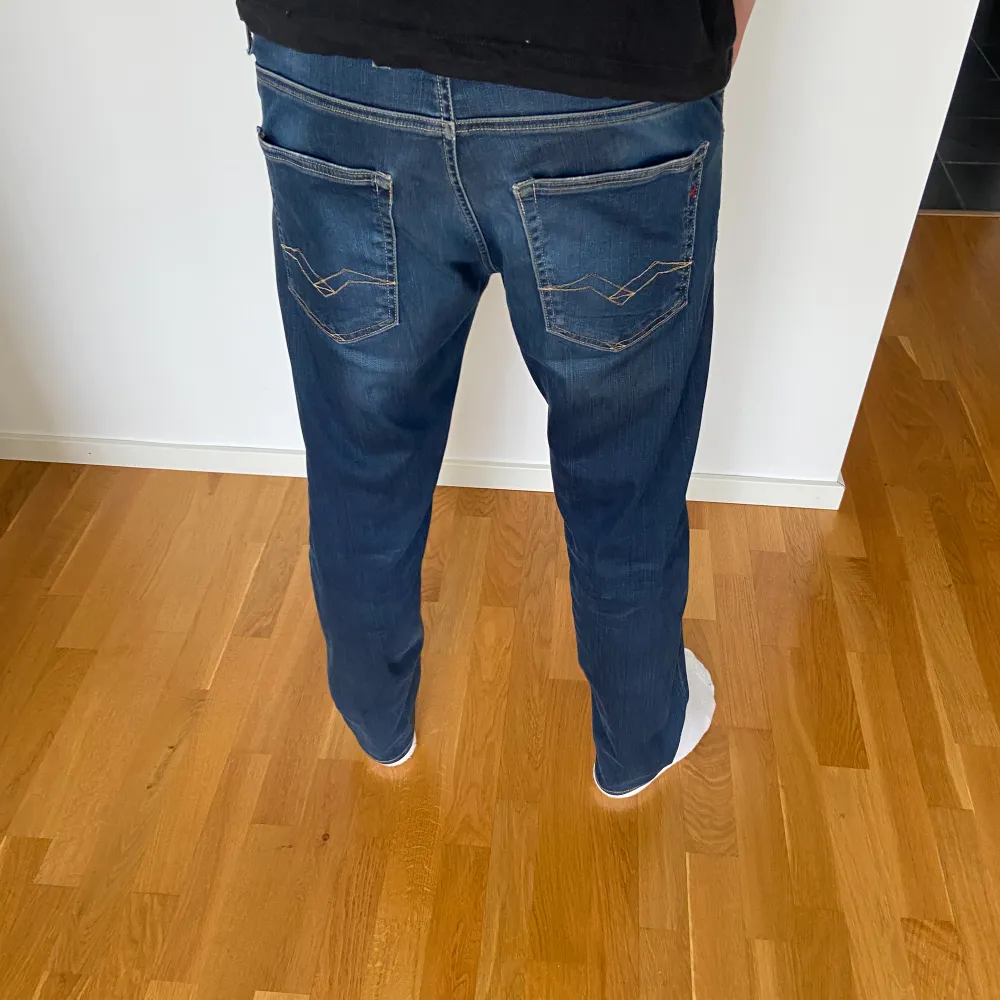 Säljer mina replay jeans som är använda men fortfarande i väldigt fint skick. Hör av dig vid minsta fundering!. Jeans & Byxor.
