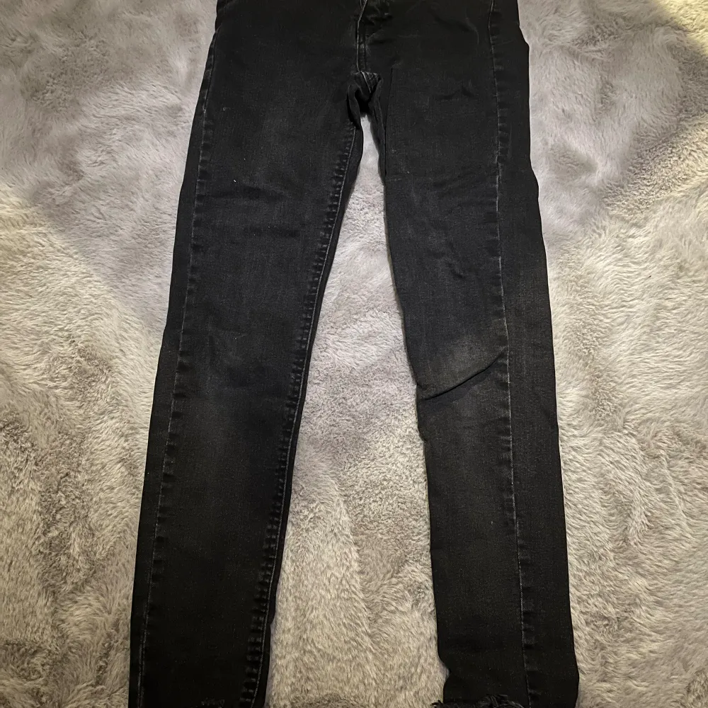 Säljer de här svarta skinny jeansen för 60kr. Har används max 5 gånger och ser helt ny ut. Den är i storlek 152 och kommer från Gina. Står ej för frakt!!. Jeans & Byxor.