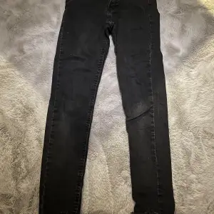 Säljer de här svarta skinny jeansen för 60kr. Har används max 5 gånger och ser helt ny ut. Den är i storlek 152 och kommer från Gina. Står ej för frakt!!