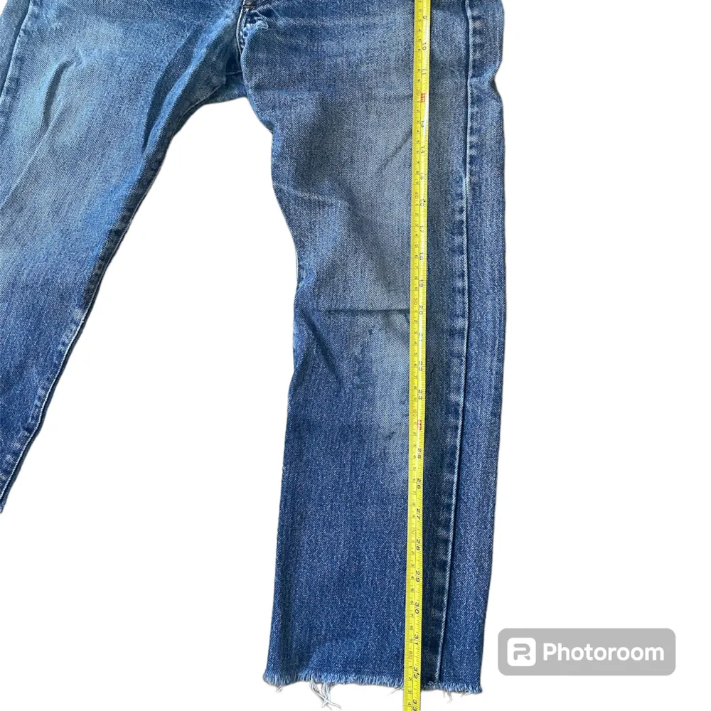 ett par feta diesel jeans som säljs för 200kr.  Storlek: XS i herr Mått: 36cm i bredd och 83cm i längd. Jeans & Byxor.