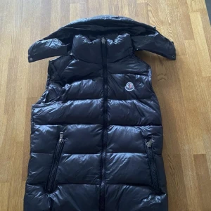 Moncler väst - Moncler Bormes Vest  Fri frakt och inga returer. 