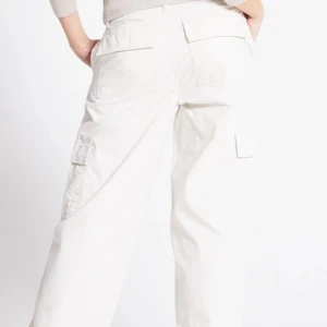 cargo byxor - Skitfina ljusbeiga cargobyxor i stl xs med passar även s. bara testade så i superskick!