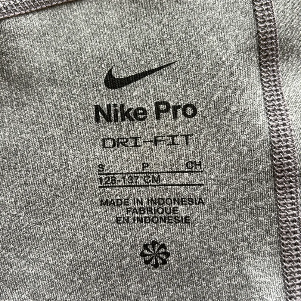 Nike PRO shorts  Oanvända, nyskick  Storlek: S  Nypris: 399 kr  Grå . Shorts.