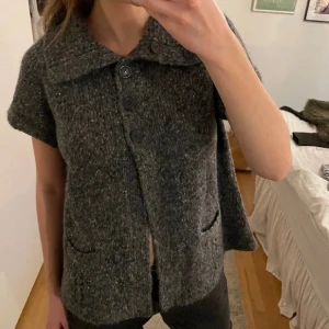 Stickad kofta - Säljer denna snygga stickade kofta, lånade bilder❤️