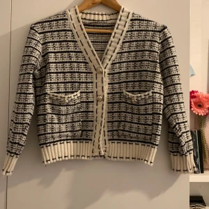 Old school cardigan - En jätte fin och jätte varm tröja. Den har fickor och är lite cropped dock är inte den riktigt använd. Storlek S. 