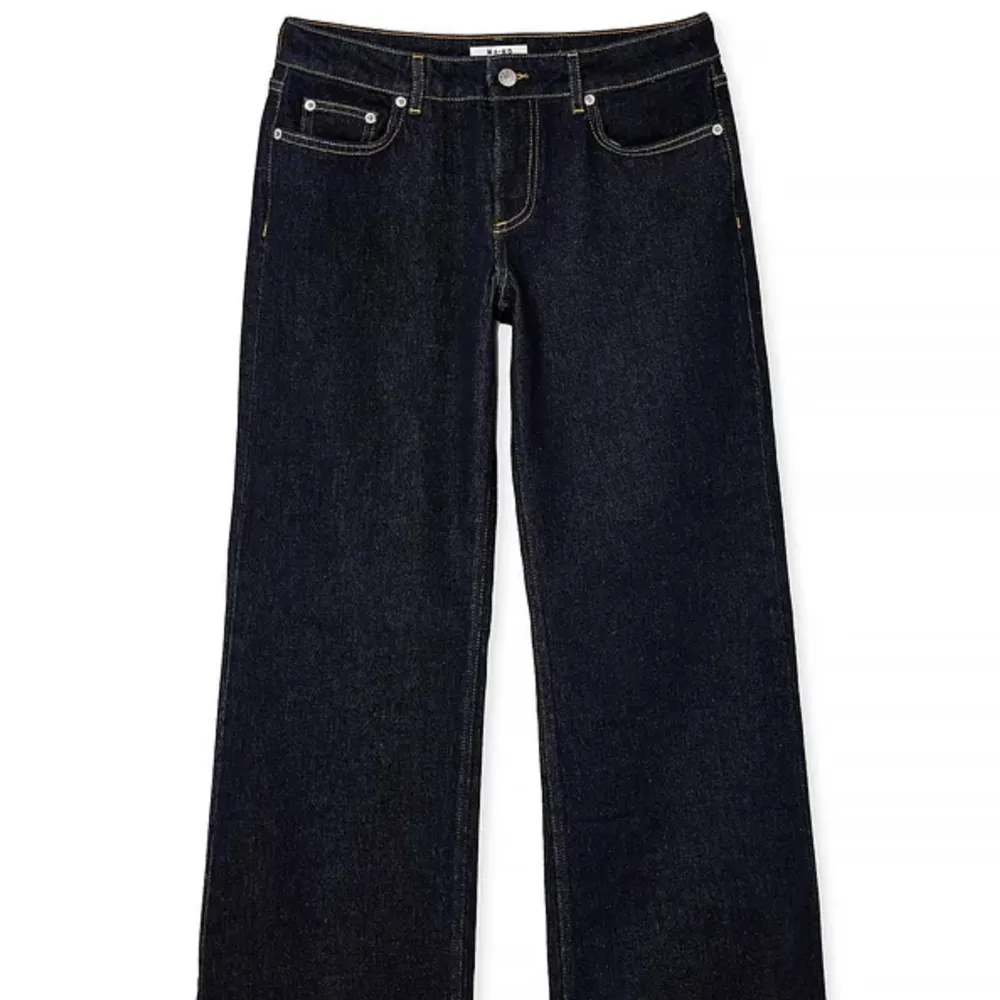 Så snygga lågmidjade NA-KD jeans med breda ben i mörk tvätt. Strl 38. Endast använda en gång. Nypris 699 kr. Jeans & Byxor.