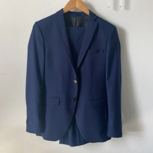 Kostym  - Säljer min jättefina kostym endast använd en gång. Byxorna följer självklart med! Perfekt till er som har bal nu i nian. Den är i slim och storlek 44 så passar er som är runt 175. Hör av er vid frågor!