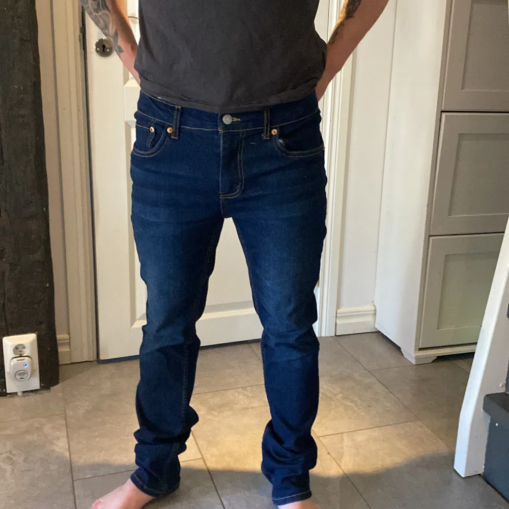 Snygga Levis jeans i mörkblått och skönt material, knappt använda!  Stl 16 a som 29/30. Jeans & Byxor.