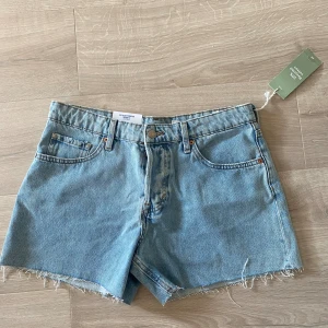 Jeans shorts  - Jeans shorts som är oanvända, sitter snyggt baggie på en som bär S/M i storlek 🫶