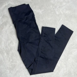 Träningstights  - Svarta mönstrade träningstights  Oanvända Strl: M/S