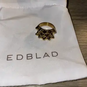 Säljer min Edblad ring för att jag knappt använder den. Jätte bra skick köpte den bara för några månader sen. Den är gjord av rostfritt stål. Hade kunnat tänkas mig att byta med en annan ring skicka då privat. Ny pris 399!!