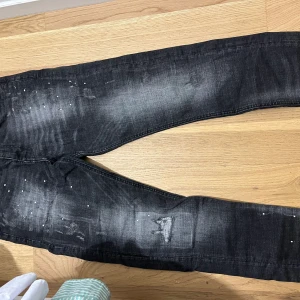 Jeans Supply & demand - Supply & demand jeans i väldigt nytt skick. Storlek 30/32