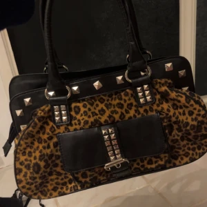 Leopard väska  - Använt ett par gånger men inget som syns.  🤎🤎🤎 Har en stor ficka och en liten!
