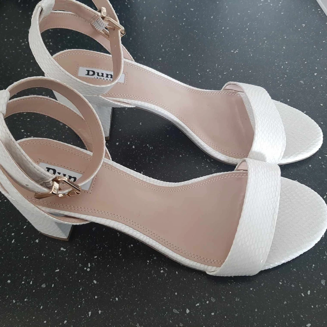 Vita klackskor  - 91