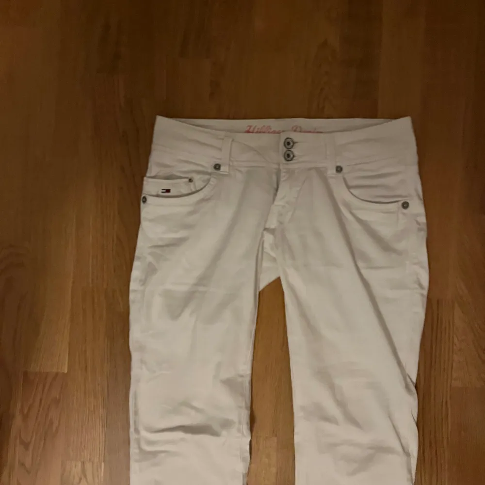 Vita fräscha jeans från Tommy Hilfiger👖nypris runt 1000🩷köpta på vinted! Midjan är 39 cm x 2 och 80 cm innerben, säljer pga för korta! Är 176 cm lång🌷Bud på 250💖. Jeans & Byxor.