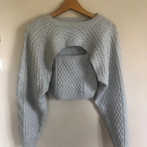 H&M linne och matchande bolero - Stickat linne och långärmad bolero.  Storlek small.  Grå färg.  Bra skick/lätt använt.