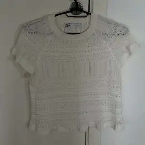 Super söt tshirt från Zara med ett fint mönster, se sista bilden för tydligare bild!💞
